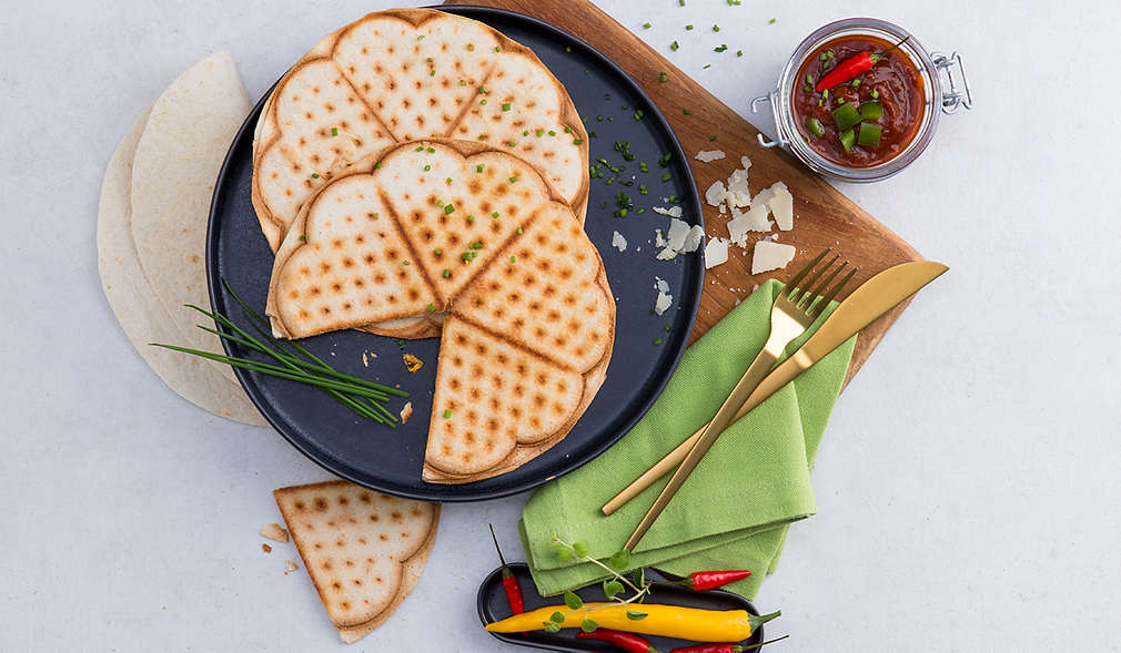 Wraps aus dem Waffeleisen mit Tomaten, Tomatensoße und Salatblatt