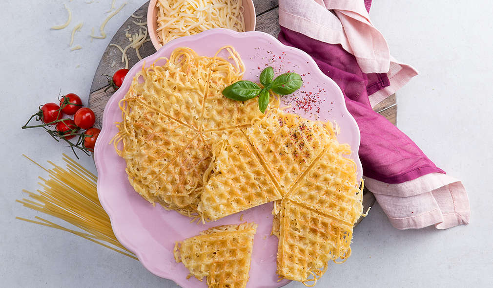 Spaghetti und Käse im Waffeleisen