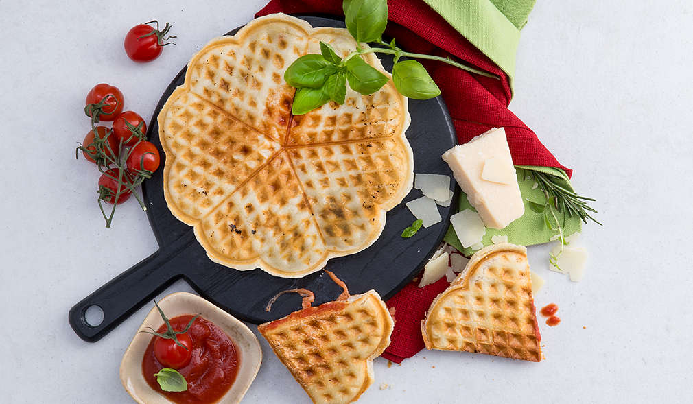 Mit Pizzateig, Tomatensoße und Käse gefülltes Waffeleisen