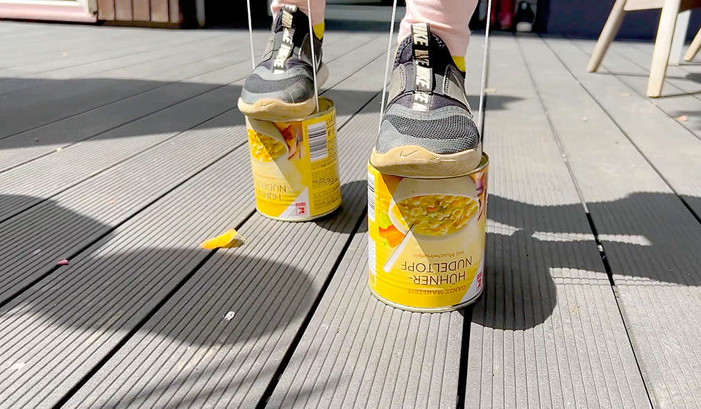 Kinderfüße auf Konservendosen