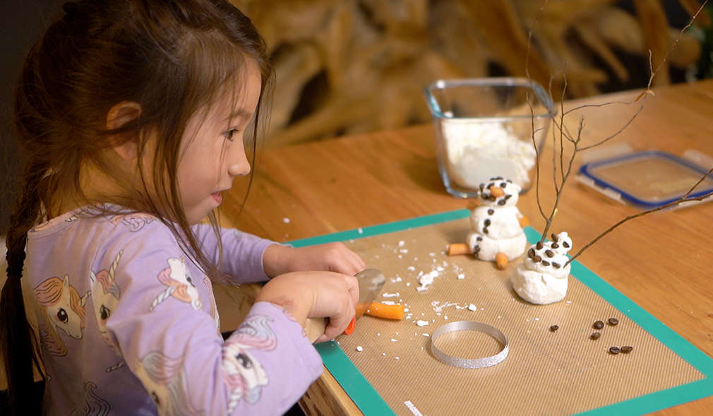 Mädchen schneidet Karotte