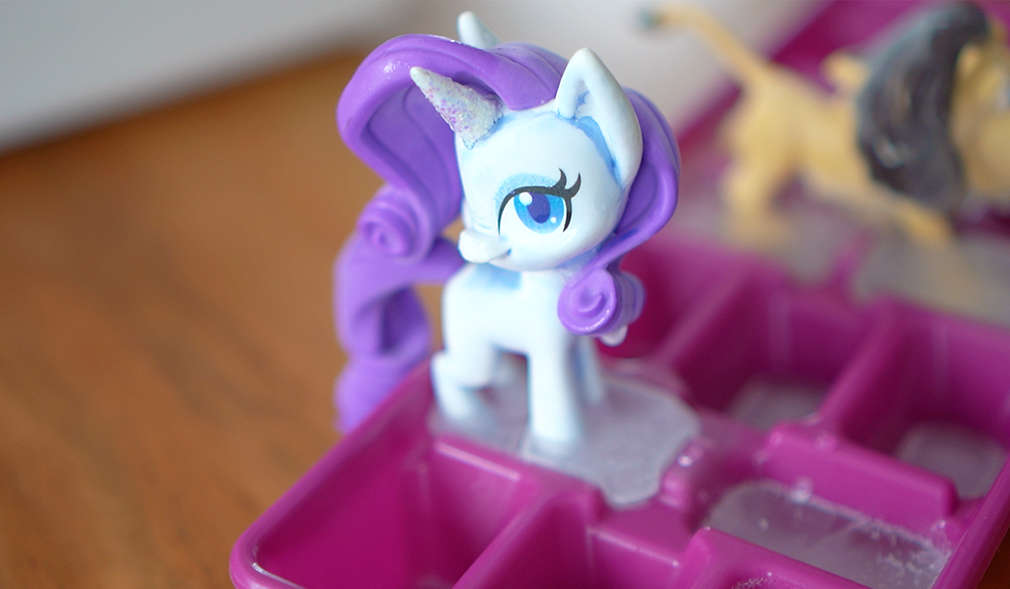 Spielzeugfigur im Eiswürfelfach