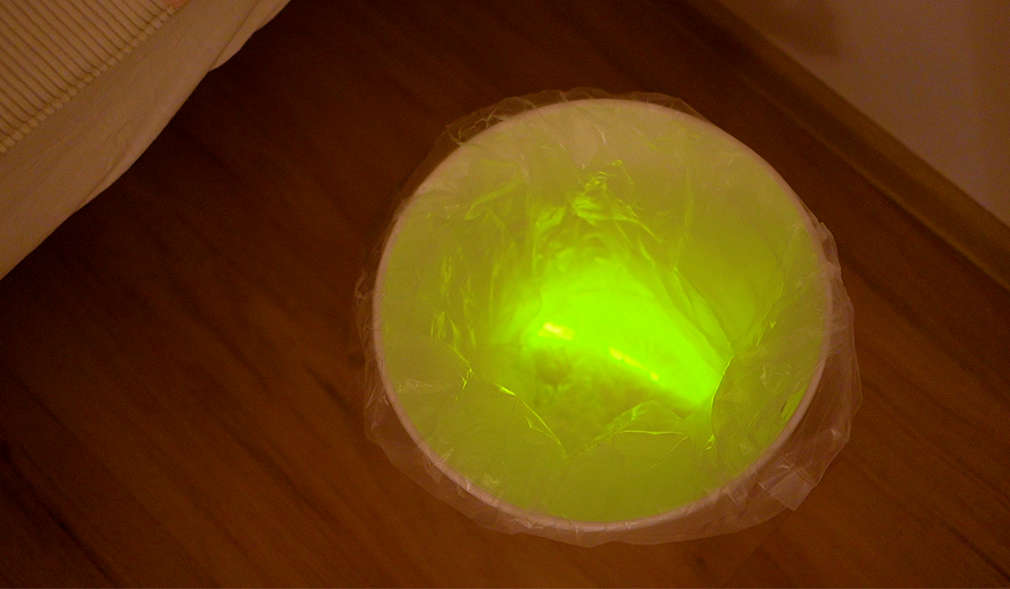 Mülleimer mit aktiviertem Knick-Licht