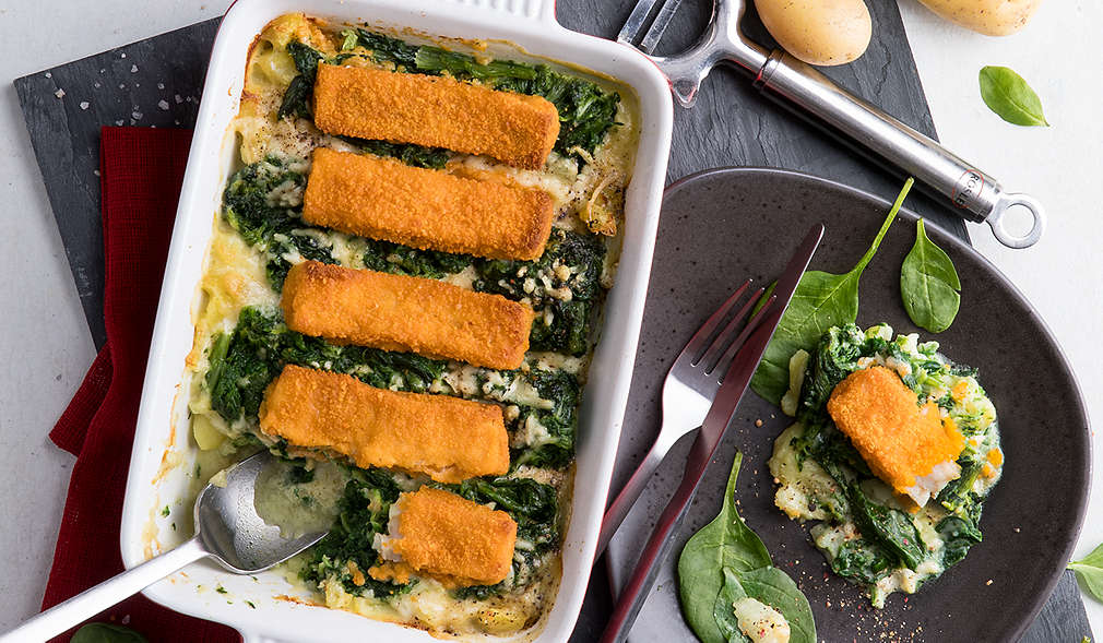 Auflauf mit Fischstäbchen, Kartoffeln und Spinat