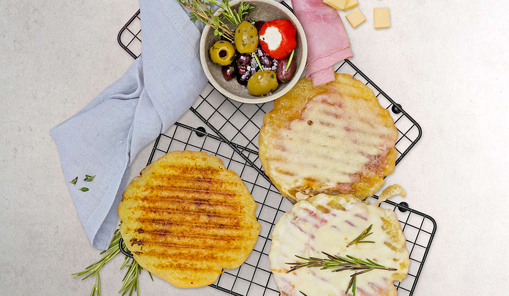 Gegrillte Klöße belegt mit Schinken und Käse