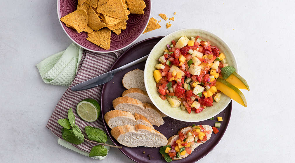 Zwei Scheiben Brot mit Summer Salsa angerichtet auf einem Teller
