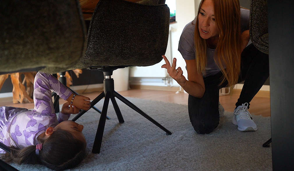 Mutter beugt sich zu Kind