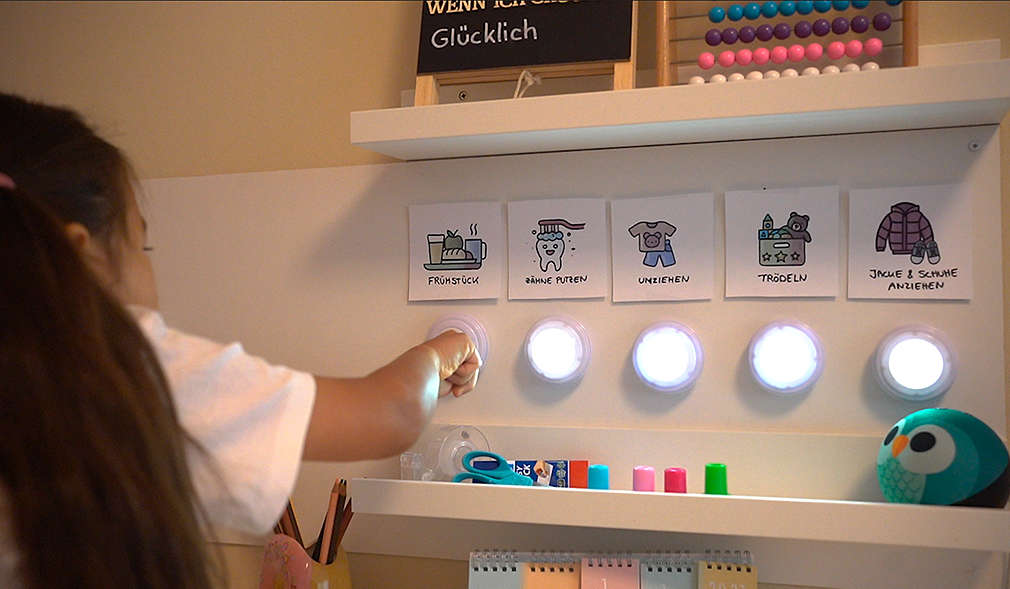 Mädchen drückt auf einen Lichtschalter