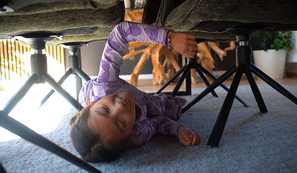 Mädchen unter einem Esstisch