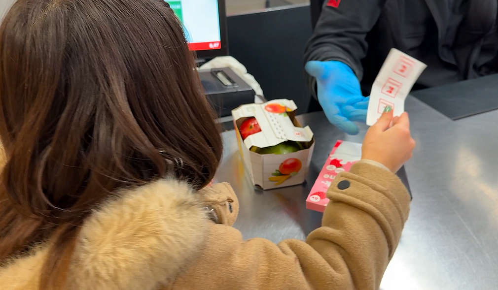 Kind löst Pfandbon ein