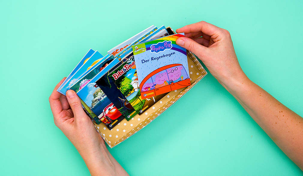 Selbstgebastelte Box mit Büchern drin