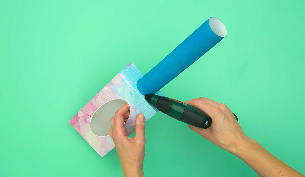 Ausschneiden der markierten Stelle und Befestigung der bemalten Küchenrolle