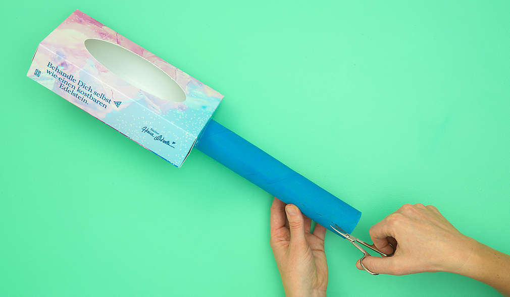 Fixieren von Eisstielen als „Wirbel“ der Gitarre und bemalen der Stiele mit Filzstift