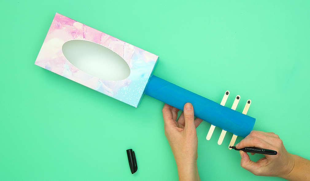 Aufmalen der Wirbel am Kopf der Gitarre