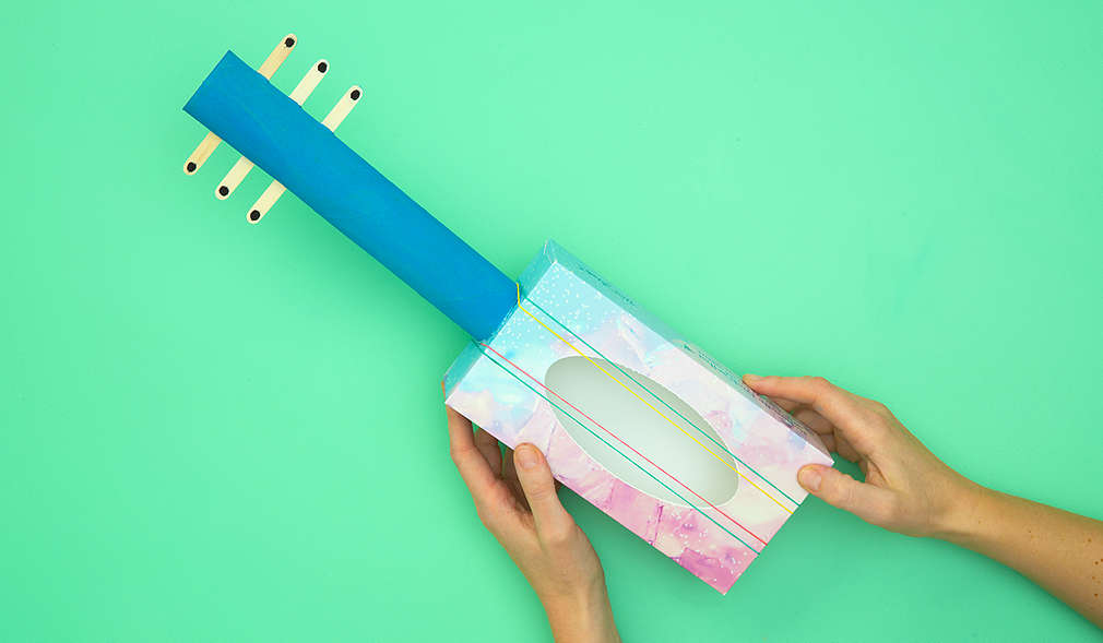 Abbildung der fertigen DIY-Gitarre aus einer leeren Kosmetikbox