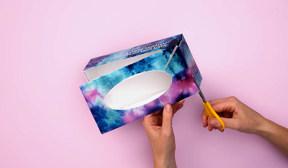 Ausschneiden des Deckels der Kosmetikbox