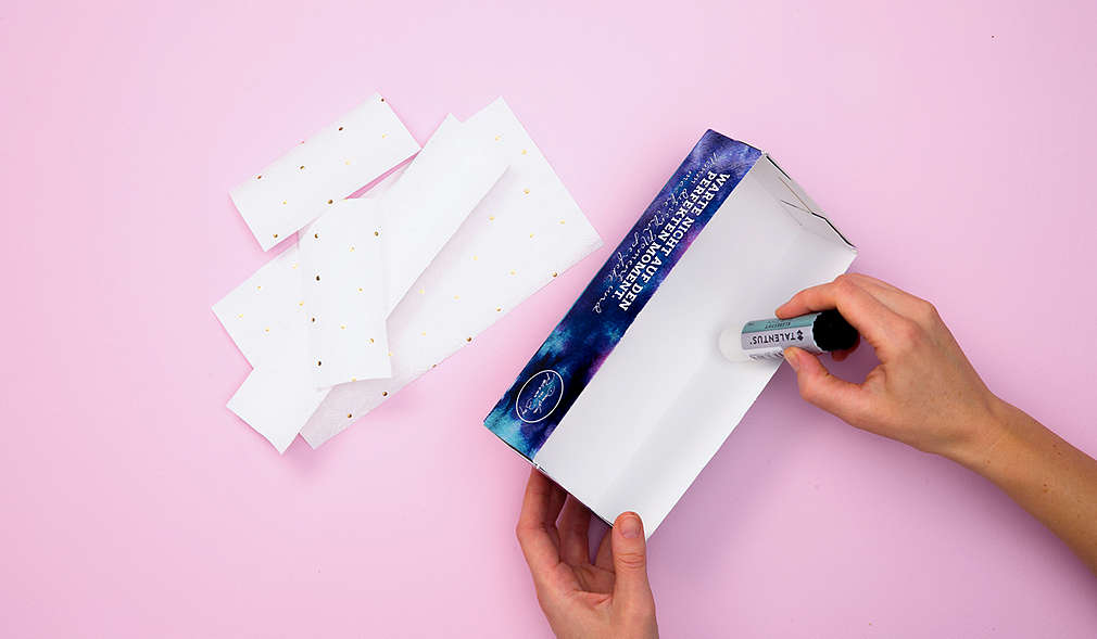 Bekleben der Boxen mit Geschenkpapier