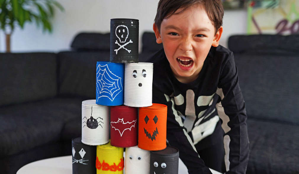 Kind spielt Frankenstein-Bowling