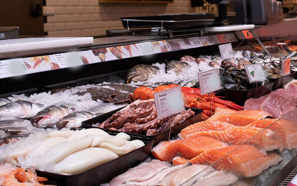 Изображение на витрина с обслужване с прясна риба и морски деликатеси