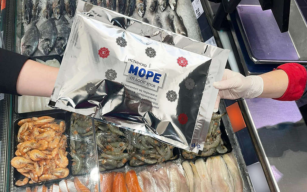 Изображение на опаковка за съхранение на прясна риба на витрина с обслужване