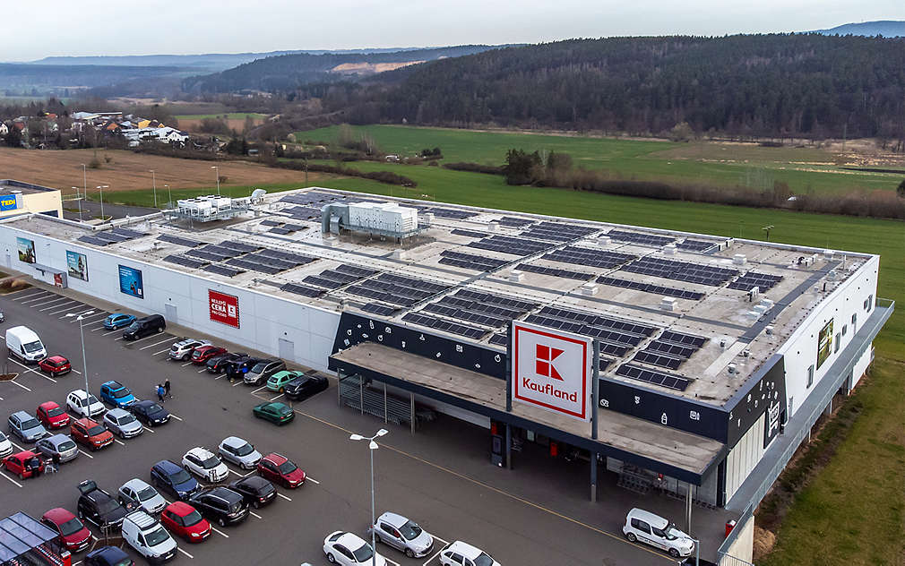 fotovoltaické panely na střeše prodejny Kaufland