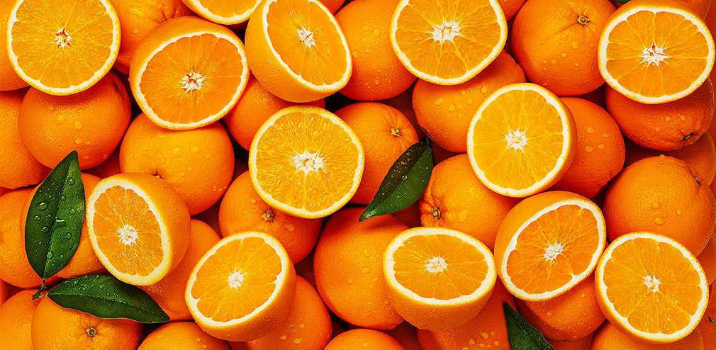 Orangen – ganz und aufgeschnitten