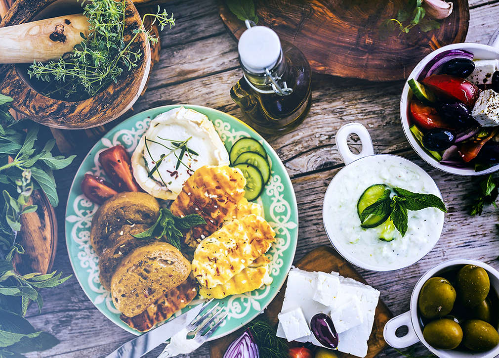 Изображение на различни типични за гръцката кухня ястия