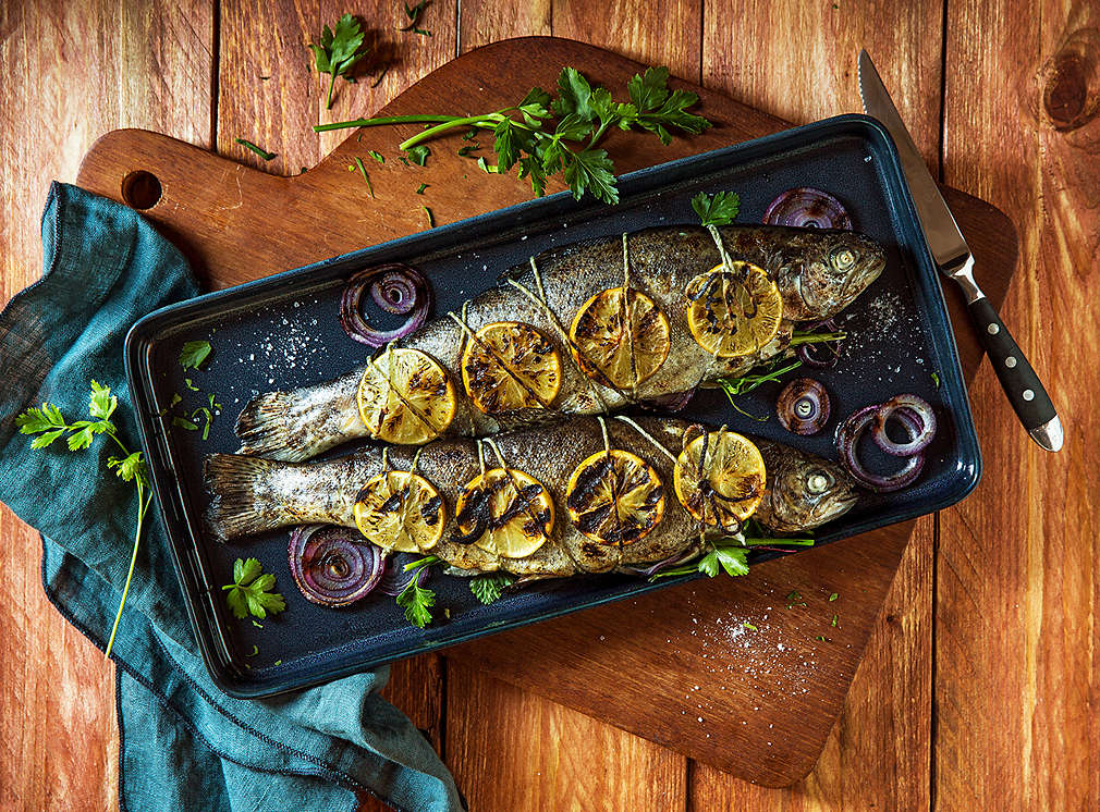 grilované ryby na pekáči