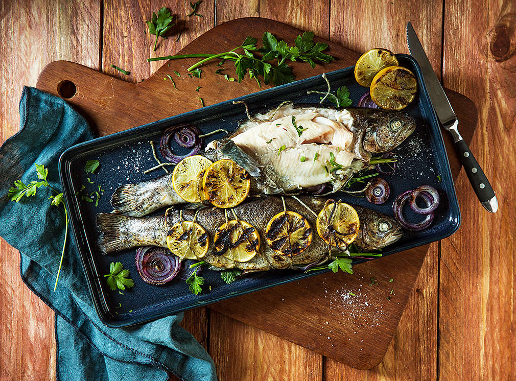 grilované ryby na pekáči