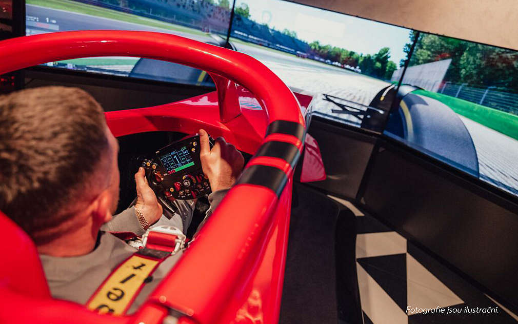 Muž hrající rallye v herním simulátoru