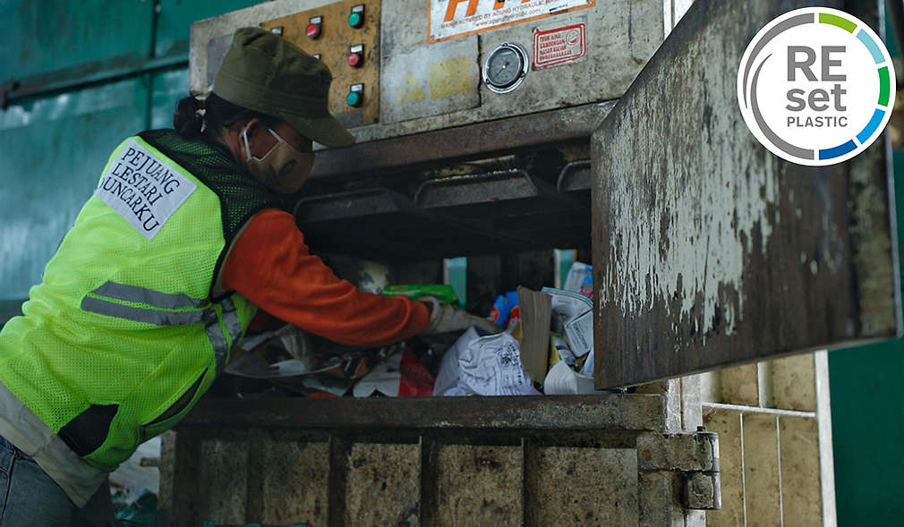 Logo: REset PLASTIC; Abbildung: Person an einem Abfallsystem in Indonesien