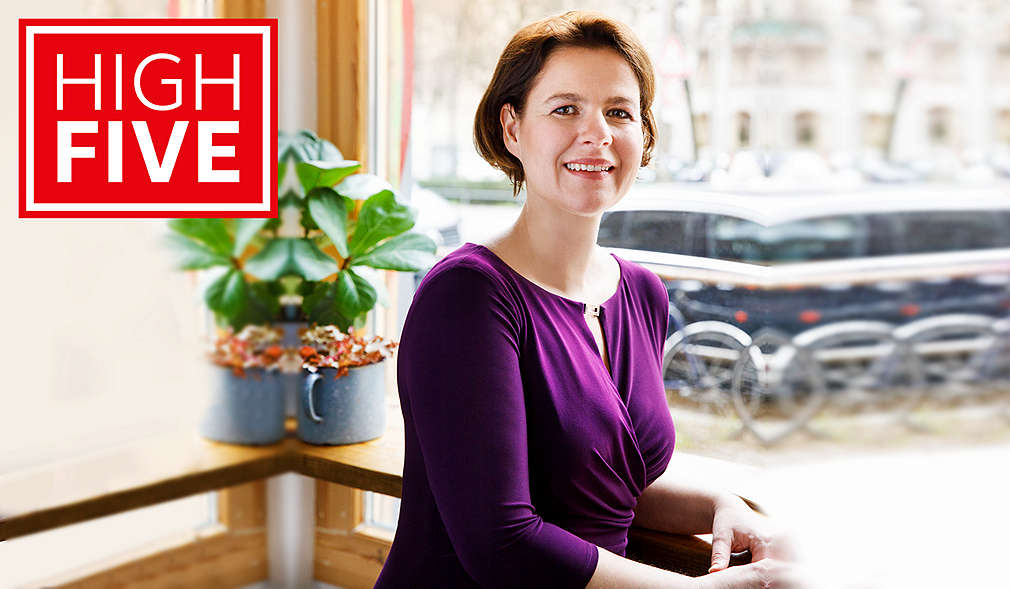 Logo: HIGH FIVE; Porträt: Sabine Georgi