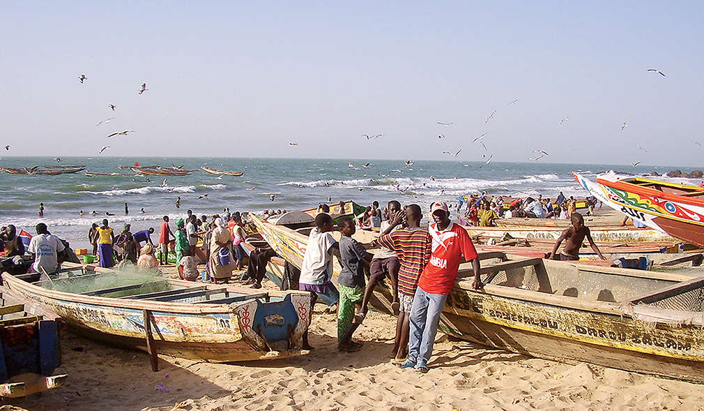 Comic-Kinder rutschen auf Rutsche, diese wird als Banane dargestellt