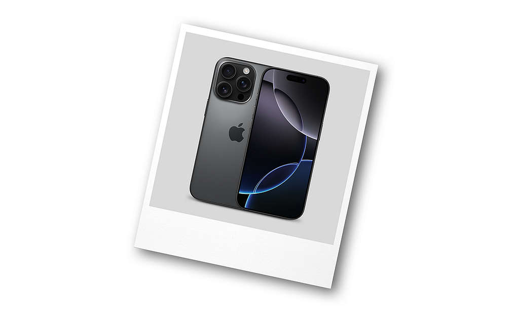 iPhone 16 Pro na polaroidové fotografii s bílým pozadím