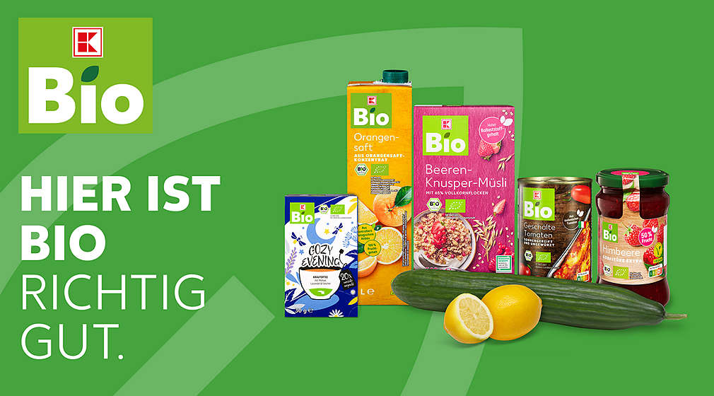 Verschiedene Produkte von K-Bio auf grünem Hintergrund