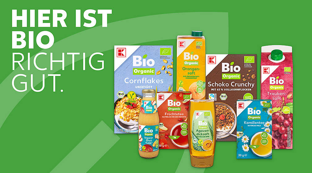 Verschiedene Produkte von K-BIO ORGANIC auf grünem Hintergrund