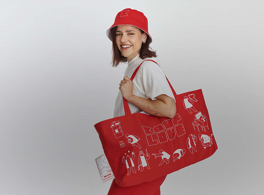 žena s taškou a kloboučkem z kolekce K-Love