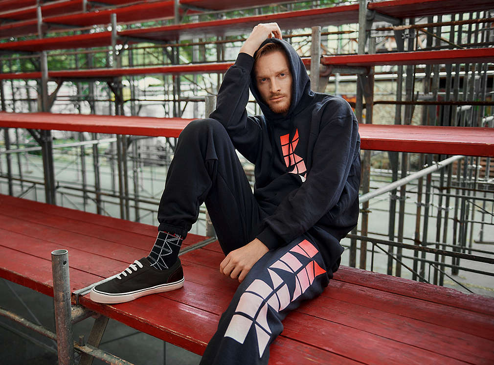 muž v teplákové soupravě a ponožkami z kolekce K-Look