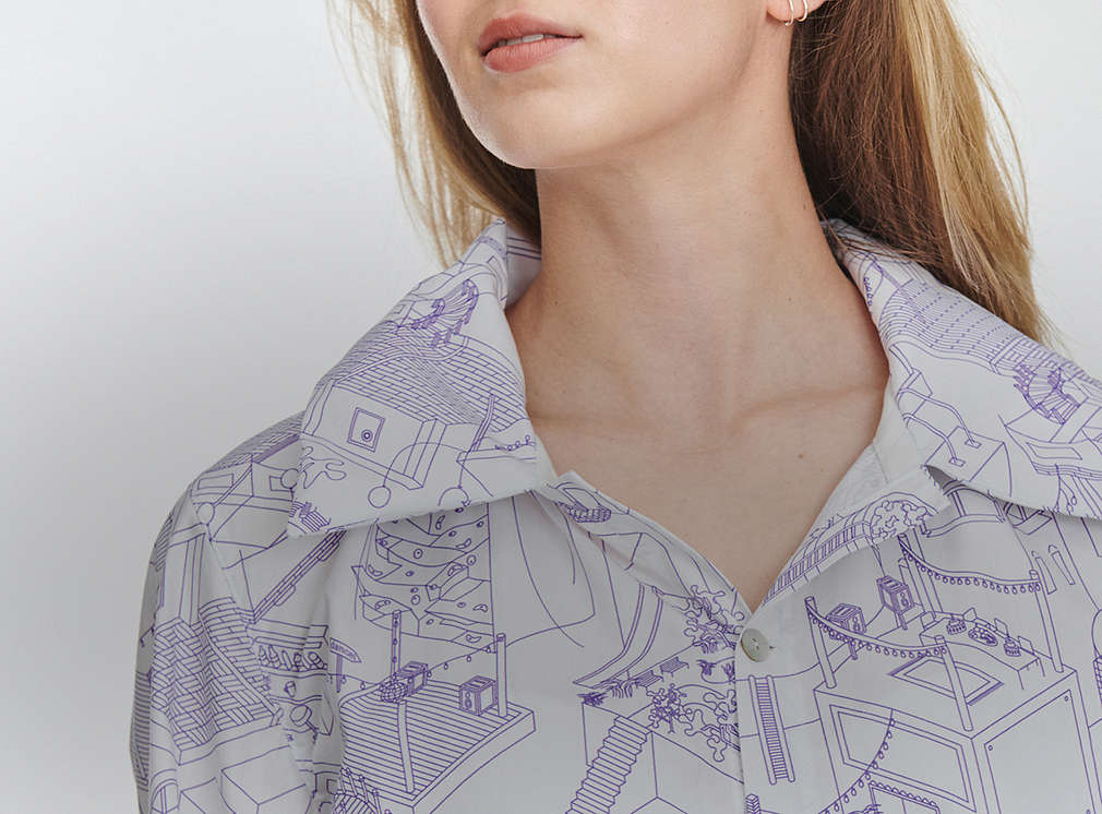 žena s v košili z kolekce K-Love