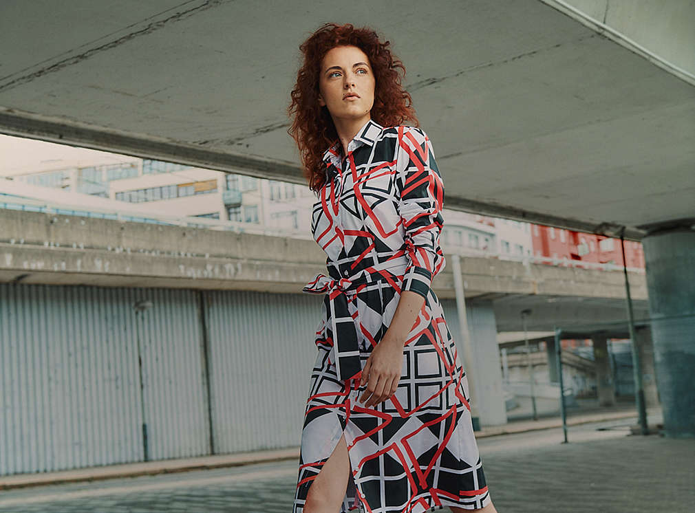 žena v šatech z kolekce K-Love v industriálním prostředí