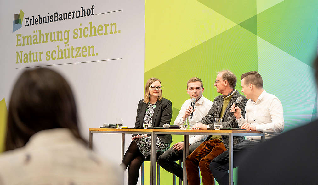 Anna Spiess, Dr. Clemens Dirscherl und Landwirt Thilo Kamphus im Gespräch