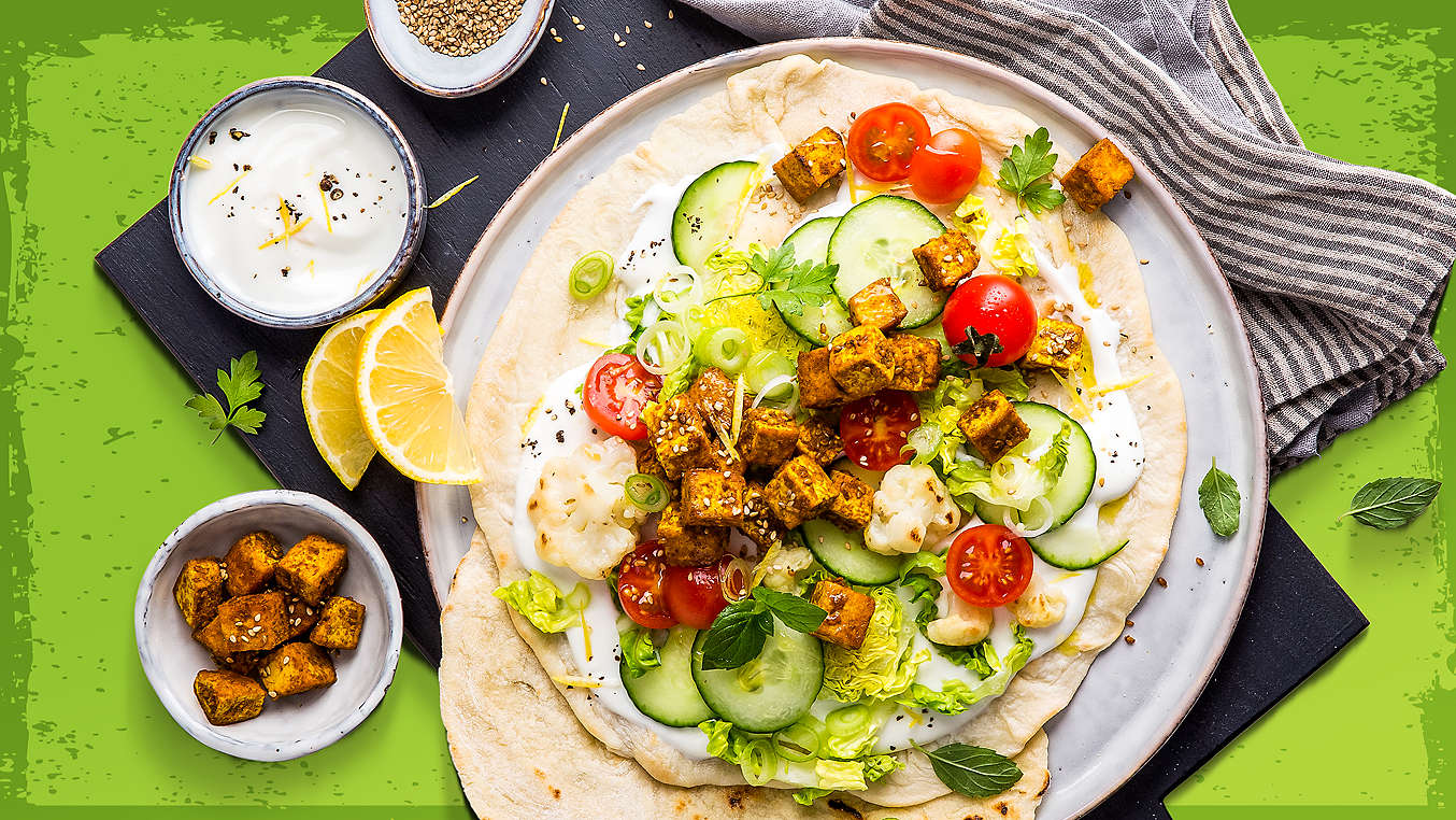 Fertig zubereitetes Tofu-Shawarma mit Blumenkohl