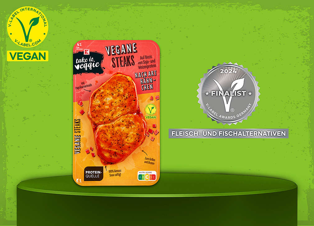 Produktabbildungen: K-TAKE IT VEGGIE vegane Steaks nach Art Hähnchen mit Paprikamarinade; Siegel: V-Label Awards Germany 2024: FINALIST für Fleisch- und Fischalternativen; V-Label