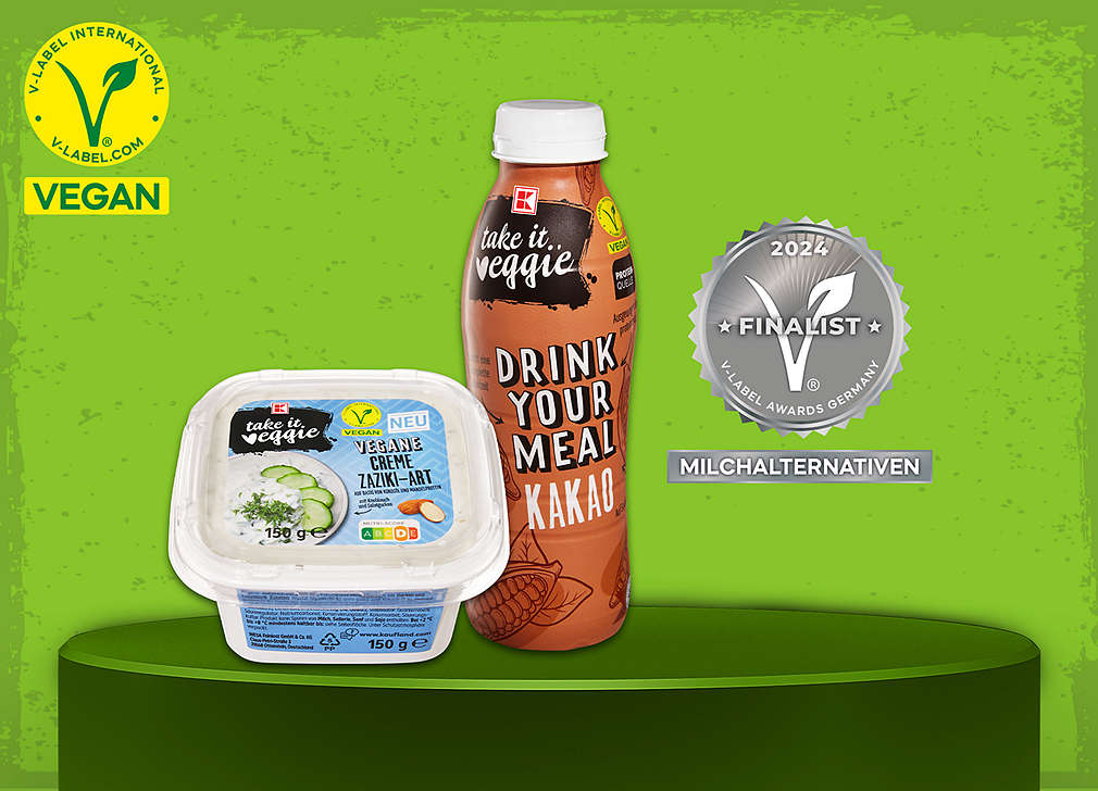 Produktabbildungen: K-TAKE IT VEGGIE Drink your Meal Kakao, K-TAKE IT VEGGIE vegane Creme Zaziki-Art; Siegel: V-Label Awards Germany 2024: FINALIST für Milchalternativen; V-Label