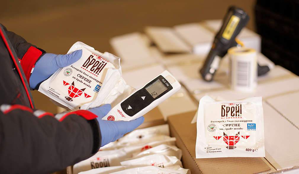 Изображение на проверяващ, който измерва температурата на краве сирене Брей