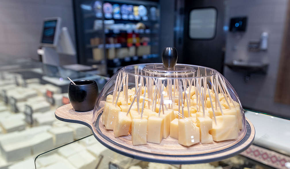 Изображение на сирене, оставено за дегустация от нашите клиенти