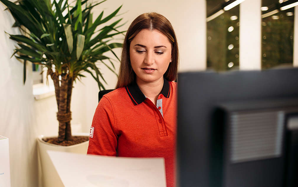 Auszubildende erledigt Back-Office-Aufgaben am Computer