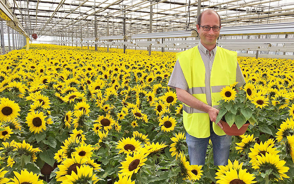 Pan Valtr se věnuje pěstování kytiček celý život