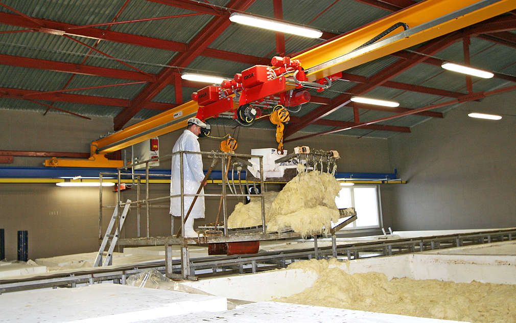 Nakládání zelí do betonových kádí