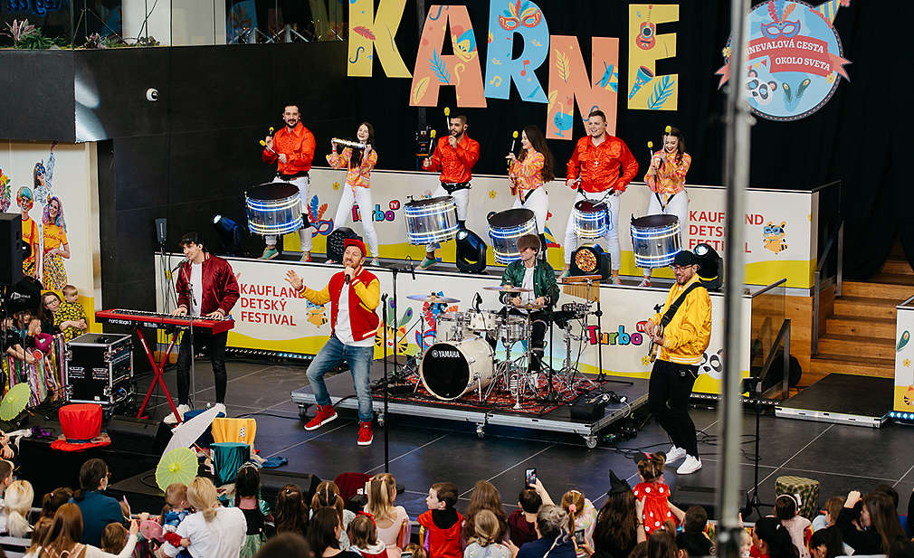 Miro Jaroš na pódiu spolu s bubeníkmi a inými hudobníkmi